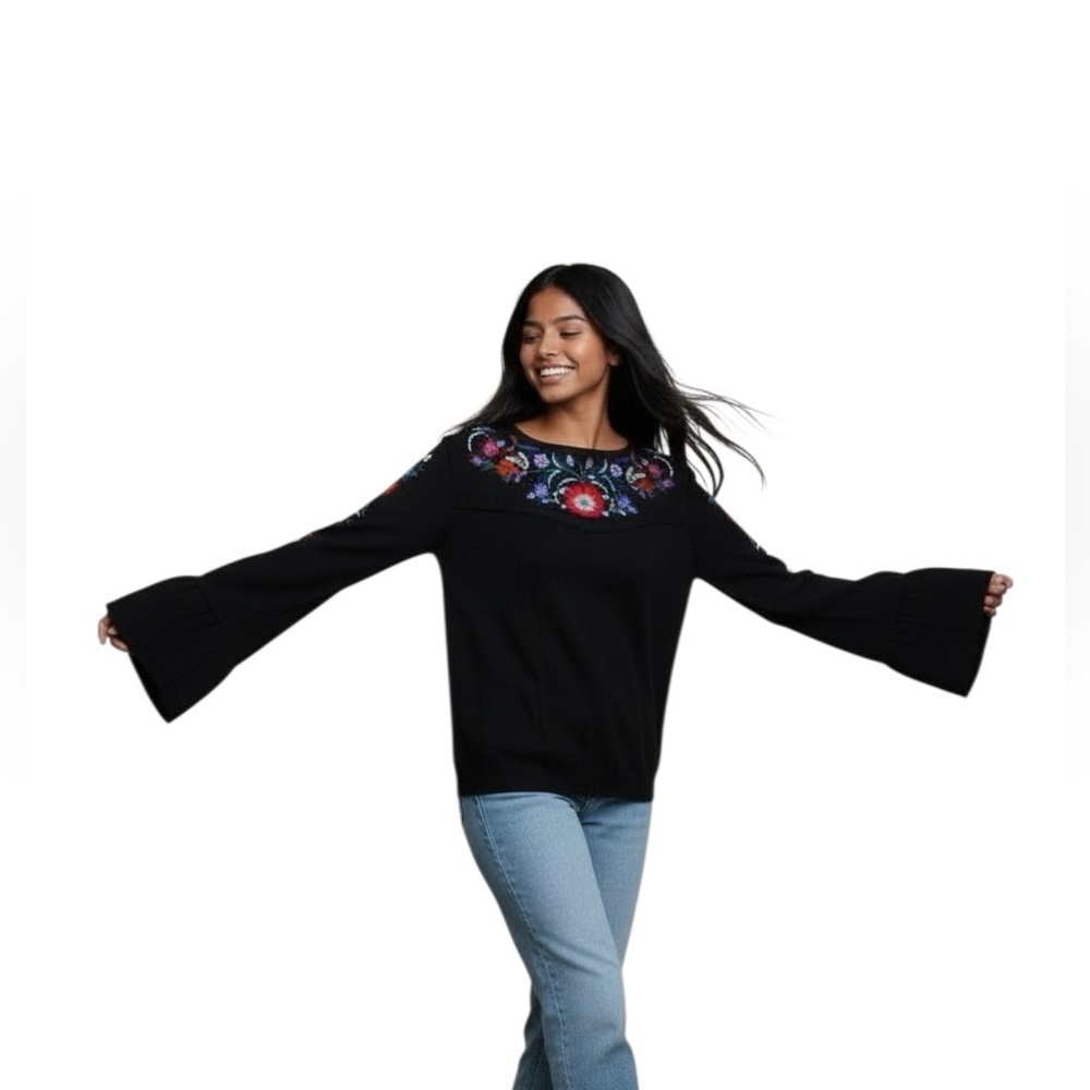Xhilaration Embroidered Top. Medium        LTOP507